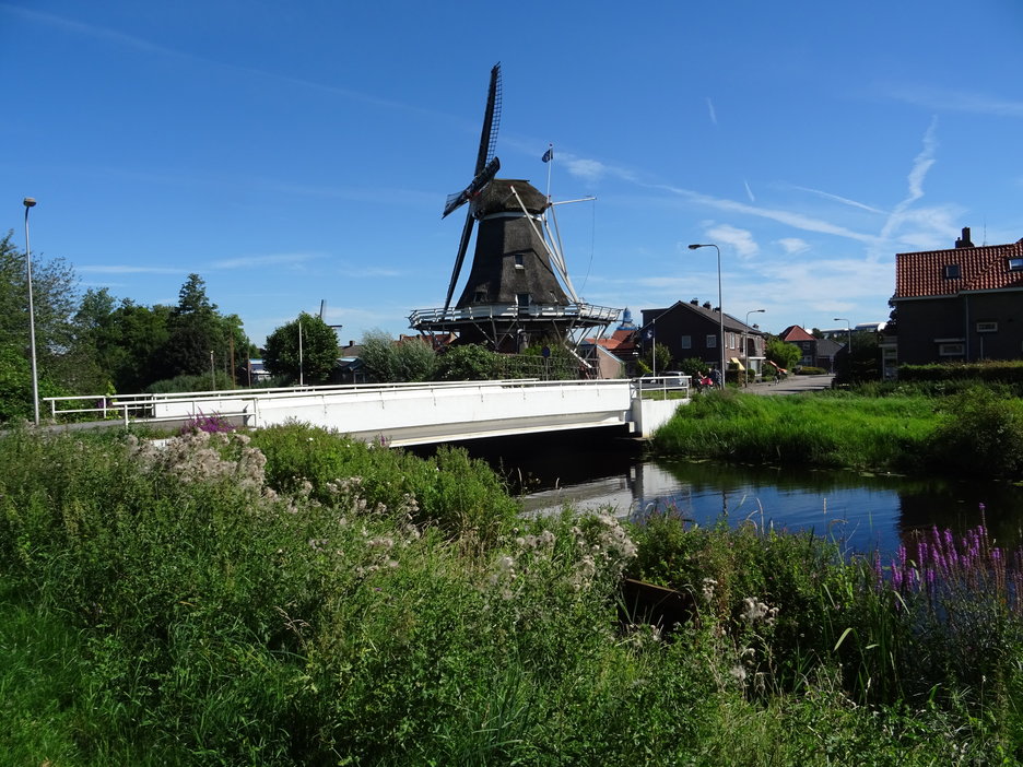 Een lage brug zorgt bij een ijswinter voor een wak om te vissen