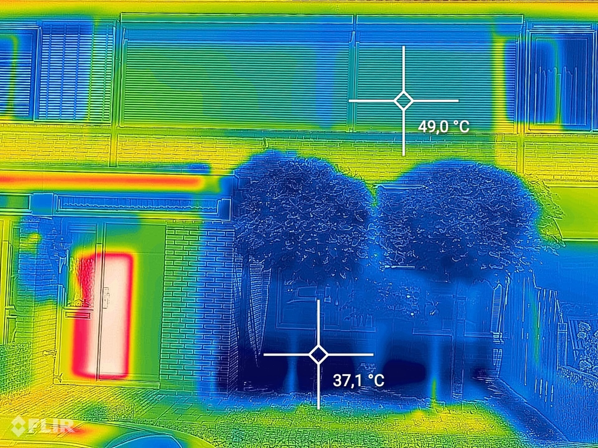 flir-20220719T151748-witte-zonwering-kleine-bomen.jpg