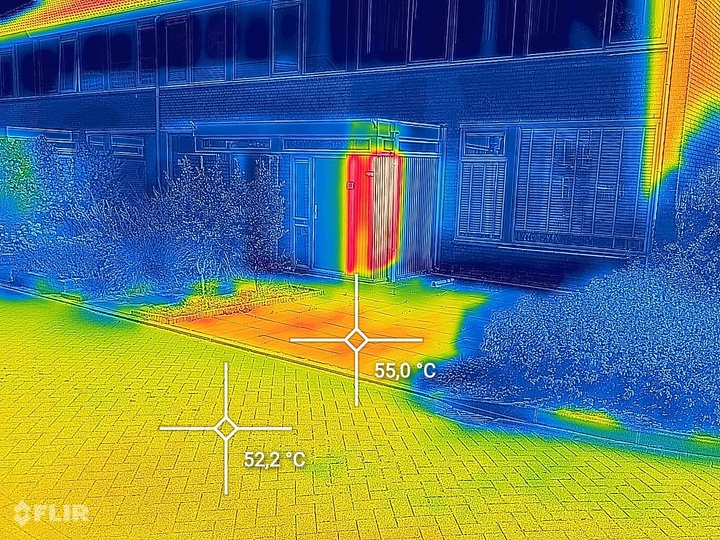 Warmtebeeldcamera laat problemen zien, neem geen zwarte tegels of zwarte zonwering